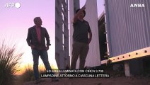 La scritta Hollywood festeggia i cento anni, e torna ad illuminarsi