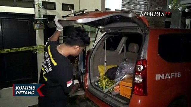 Tim Inafis Bawa Sejumlah Dokumen Usai Olah TKP Pembunuhan 4 Anak di jagakarsa