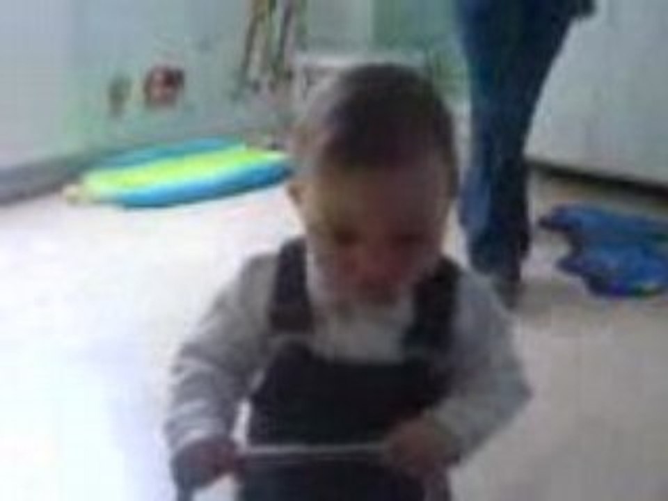 Gabin marche avec sa "roulotte" :o)