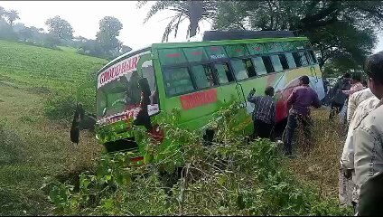 निजी बस खाई में उतरी, कोई हताहत नहीं
