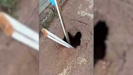 Moradores sinalizam buraco com paus e sacola no São Cristóvão