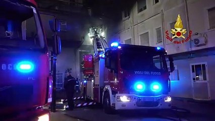 Descargar video: Tre anziani morti per un incendio all'ospedale di Tivoli (Roma). Evacuati circa 200 pazienti - video