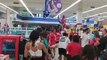 Famílias ocupam supermercado em protesto por cestas básicas