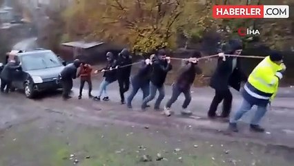 Elazığ'da trafik kazası: Devrilen araç köy sakinleri tarafından anayola çıkarıldı