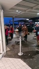 Dernier jour d'ouverture du centre Leclerc de Loudéac pour Paulette, sous les ovations des clients, samedi 9 décembre 2023