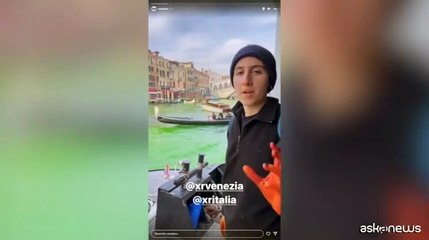 Blitz di Extinction Rebellion: la laguna di Venezia si tinge di verde