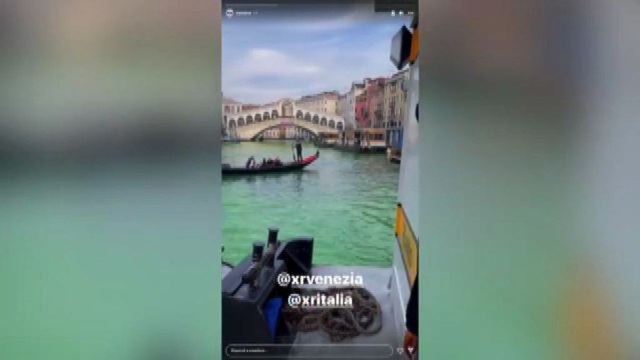 Blitz di Extinction Rebellion: la laguna di Venezia si tinge di verde