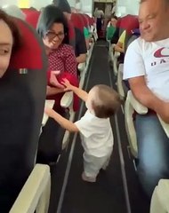 Ce petit garçon a pris le temps de dire bonjour à chaque passager de son vol !