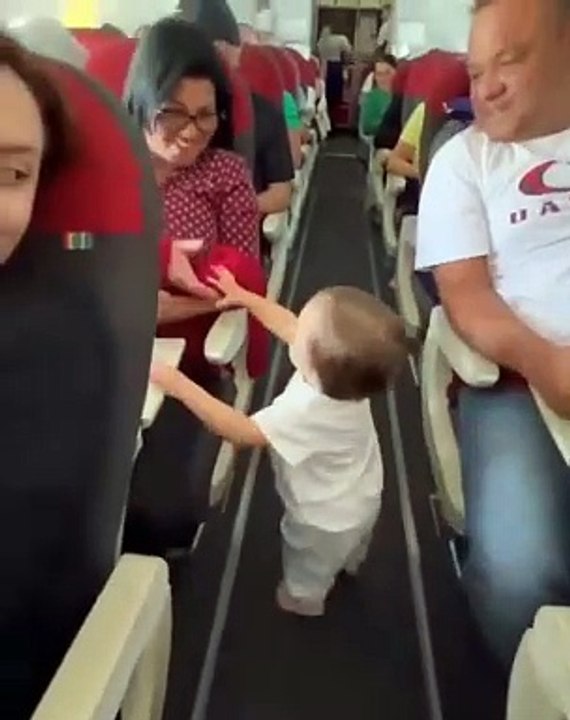 Ce petit garçon a pris le temps de dire bonjour à chaque passager de son vol !