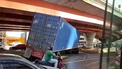 Patanista se queda atascado intentando peligrosa maniobra en av. 27 de Febrero