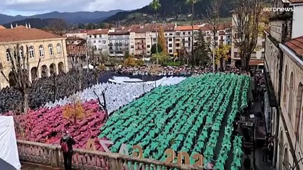 شاهد:غرنيكا الإسبانية قصفها النازيون والفاشيون قبل 86 سنة تنتصر لغزة.. فسيفساء بشرية ترسم علم فلسطين