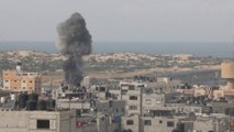شاهد.. لحظة استهداف منزل في #رفح بغارة إسرائيلية #غزة #العربية