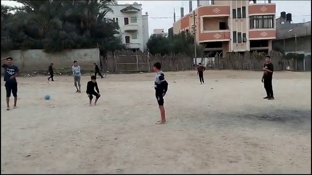 شاهد.. أطفال يلعبون كرة القدم تحت أصوات القصف الإسرائيلي بدير البلح