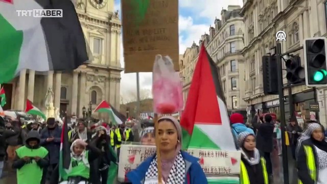 İngiltere'de on binlerce kişi Gazze için sokaklarda