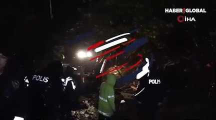 Zonguldak'ta heyelan: Yıkılan evdeki anne ile oğlunun kurtarılması için çalışma başlatıldı