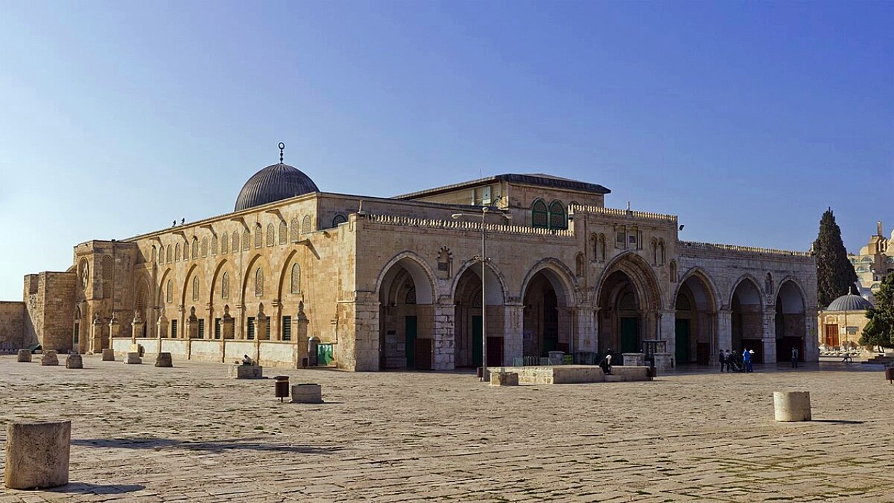 3المسجد الأقصى لا الهيكل : الأقصى فى عهد زكريا ويحيى ومريم التى اعتكفت فيه وليس بكنيسة كقول الشوكانى