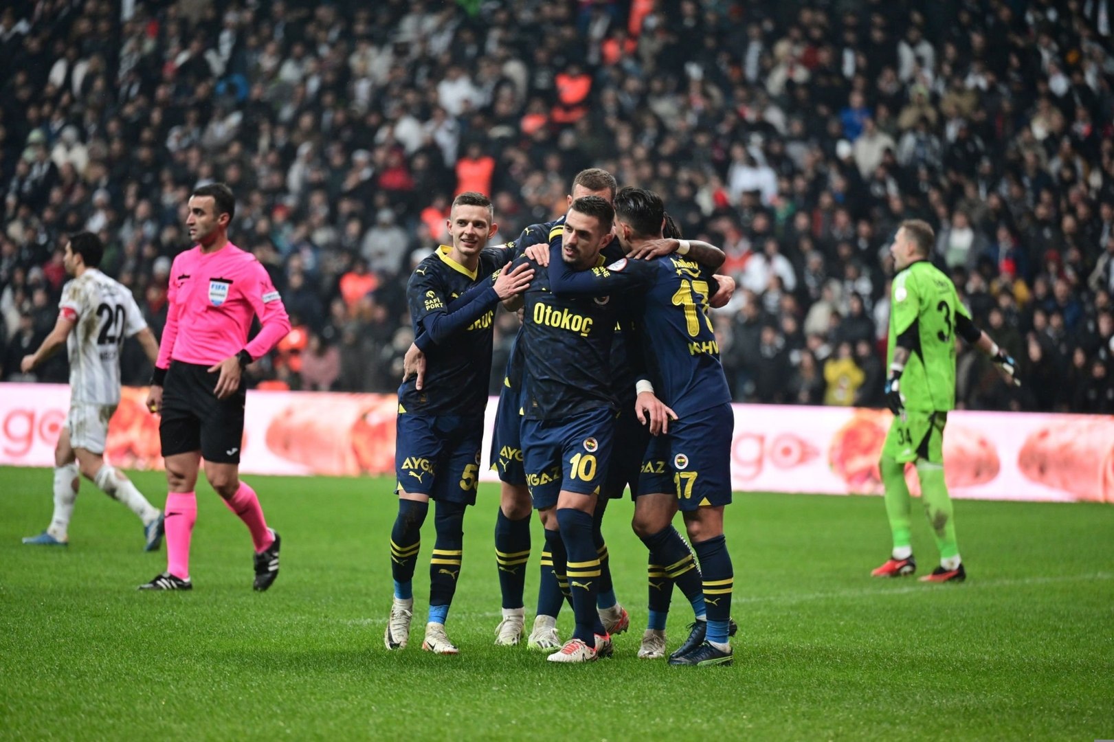 🔥 #SporTotoSüperLig'de sezonun ilk derbisi! #OlmazsanOlmaz ⚫⚪ Beşiktaş x  Fenerbahçe 🟡🔵, #BJKvFB 🏟️ Vodafone Park 📺 #beINSPORTS 1 ⏰ 20.00