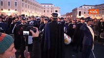 La banda della Gendarmeria Vaticana suona gli inni italiano e della Santa Sede in a San Pietro