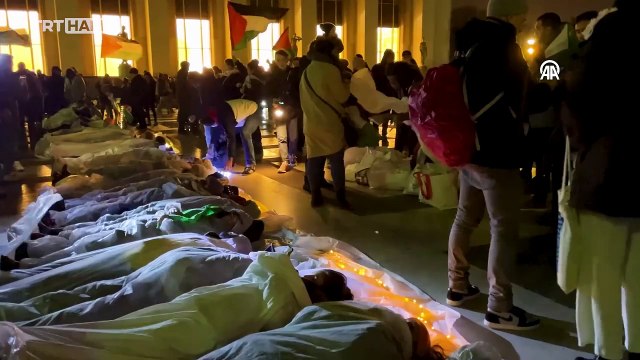 Parisliler İsrail'in katlettiği sivilleri temsilen yere uzanarak eylem yaptı