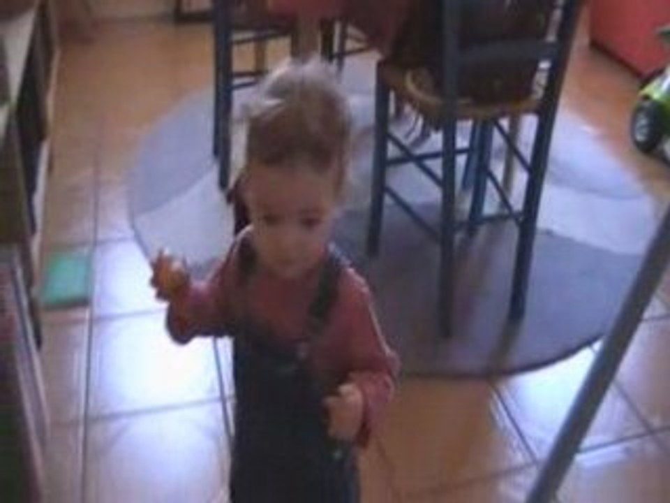 Camille se promène dans la maison