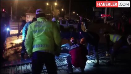 Bolu'da Otomobil Traktör Satış Bayisine Çarptı