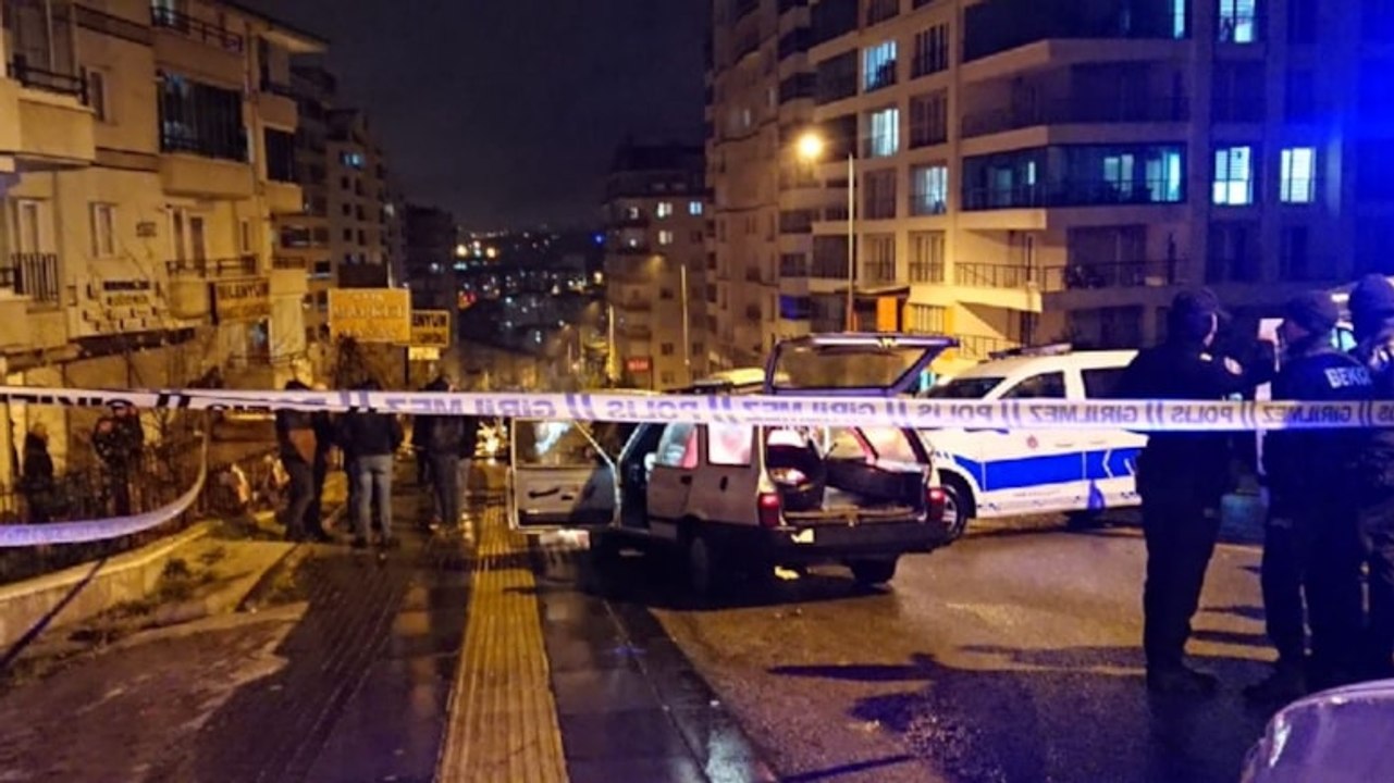 Seyir halindeki otomobilde kız arkadaşını tabancayla vurup, intihar etti