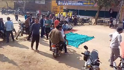 दुकान का ताला तोड़कर लाखों के तार व नकदी पार, व्यापारियों ने किया प्रदर्शन