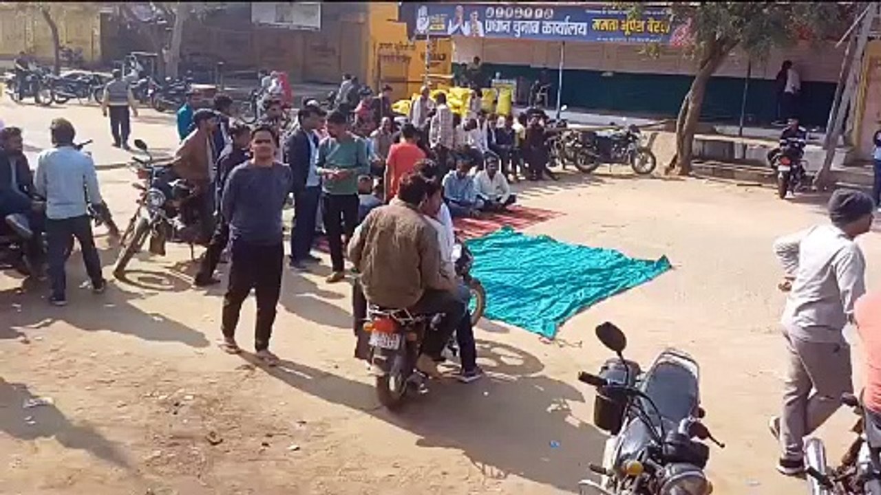 दुकान का ताला तोड़कर लाखों के तार व नकदी पार, व्यापारियों ने किया प्रदर्शन