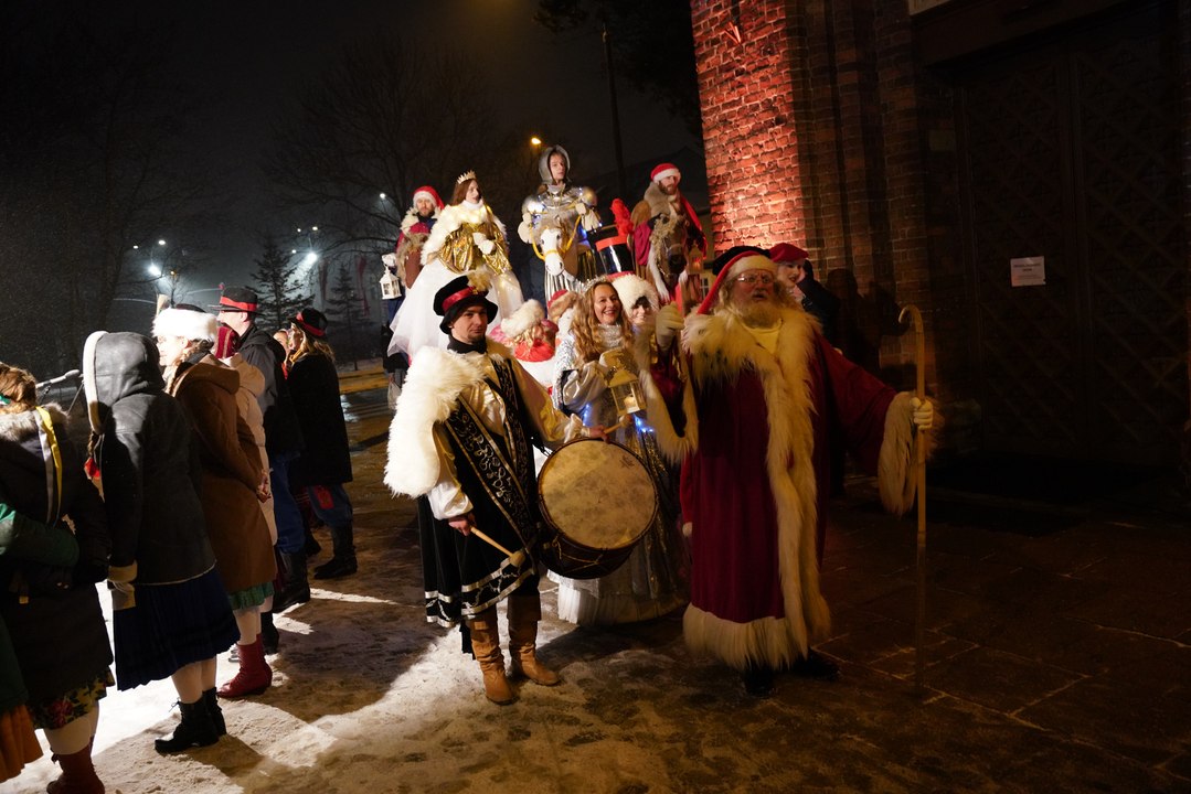 Gwiazdka na Oruni. Rozświetlona dzielnicowa choinka, występy i kiermasz