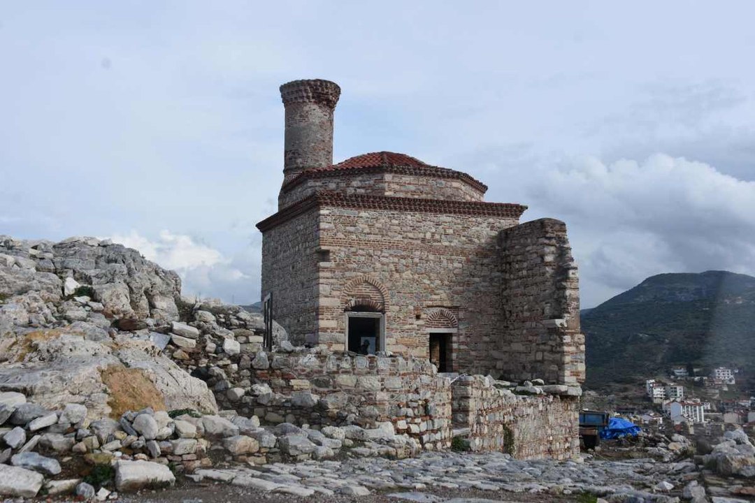 Ayasuluk Tepesi’ndeki cami ayağa kaldırılıyor