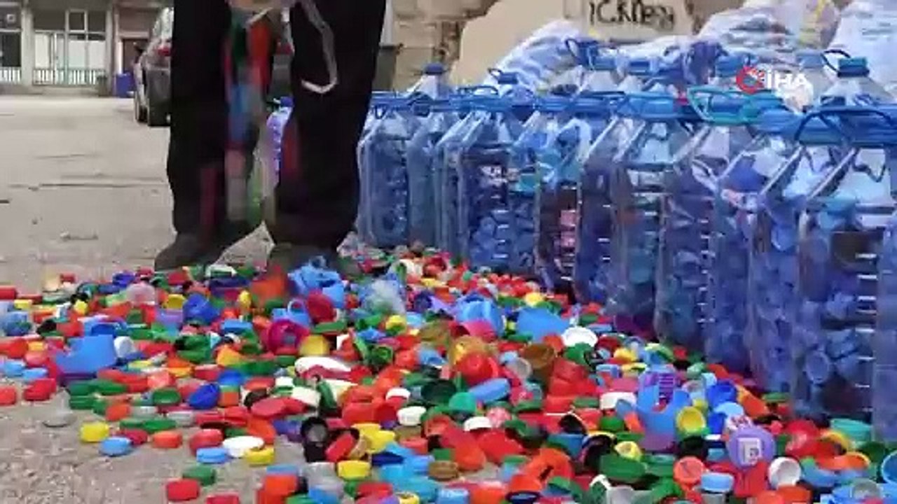 Topladığı 1 ton kapakla engelliler için tekerlekli sandalye aldı