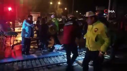 Otomobil, traktör bayisine girdi, araçtan fırlayan kadının ayağı kapıya sıkıştı: 2 yaralı