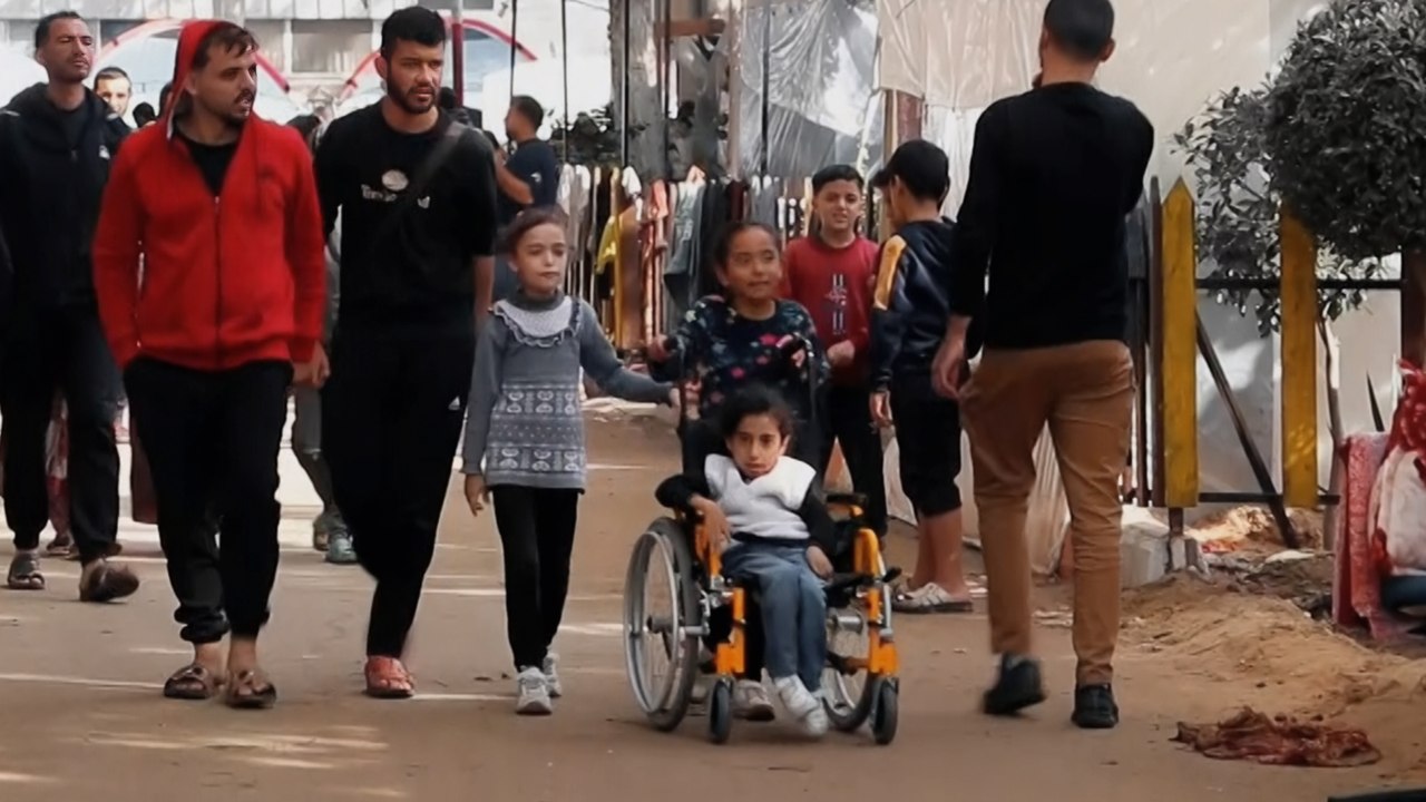 أصوات من غزة.. نزوح الآلاف إلى المستشفى الأوروبي