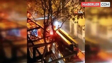 Download Video: Çıkan yangında metruk bina alev topuna döndü