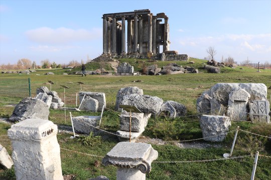 Aizanoi’de Afrodit ve Dionysos’a ait heykel başları bulundu