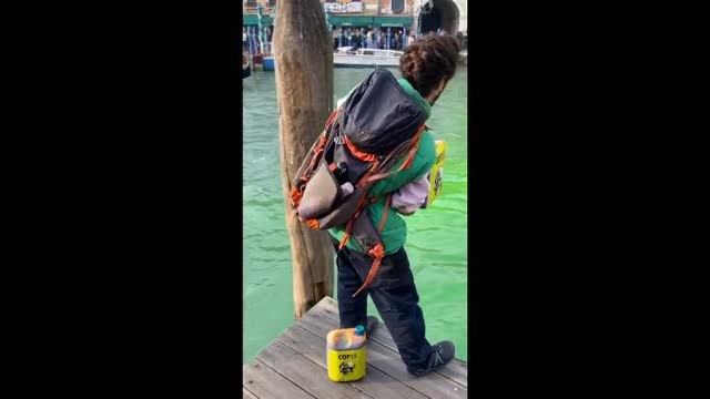 Activistas climáticos tiñen de verde el Gran Canal de Venecia por el fracaso de la COP28