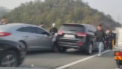 충북 중부내륙고속도로에서 차량 5대 추돌...1명 부상 / YTN