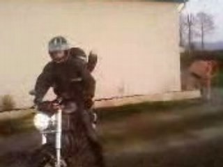 Raphaël part en moto avec Papa