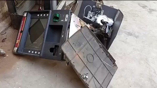 पट्टे से खींचकर 5 मिनट में 20 लाख से भरा एटीएम उखाड़ ले गए नकाबपोश