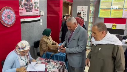 توافد المواطنين علي لجان مدينة أسيوط