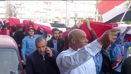 مسيرة بأطول علم مصر لإدارة قنا التعليمية في مشيرة للحث على المشاركة