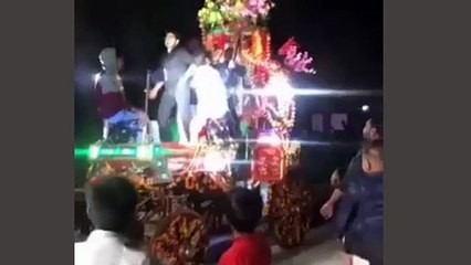 सुप्रीम कोर्ट की गाइडलाइन को धता बता रहे बाराती, देखें ये वीडियो