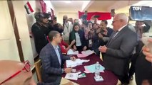 محافظ بورسعيد يدلي بصوته في لجنة مدرسة أم المؤمنين