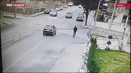 Kazada otomobiller savruldu, vatandaş şans eseri kurtuldu