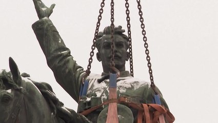 Kyiv Removes Soviet-Era Monument in Ongoing 'De-Communisation' Effort 🇺🇦