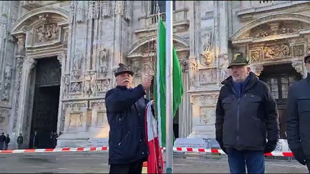 Milano, alzabandiera degli Alpini in piazza Duomo
