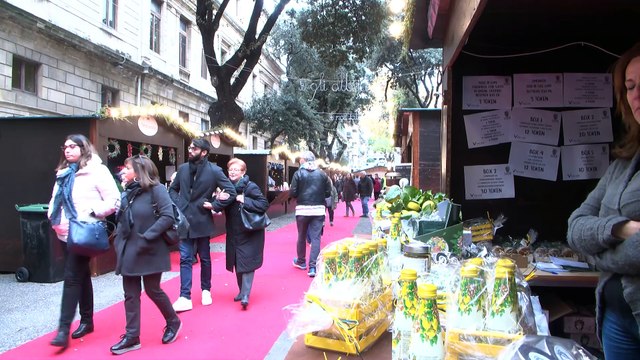 Il Christmas Village al Teatro conquista i messinesi. Tutti in fila per Babbo Natale