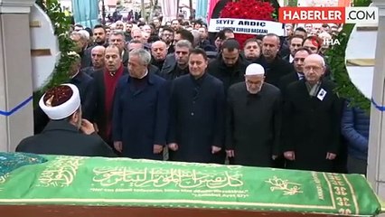 1 ay önce babasını kaybeden Babacan, bugün de annesinin tabutunu omuzladı