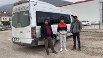 Amasya'da 8 Afganistanlı göçmeni taşıyan minibüsün şoförü ve 2 kişi tutuklandı