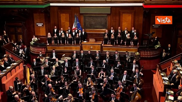 Meloni canticchia Va', Pensiero al concerto di Natale al Senato